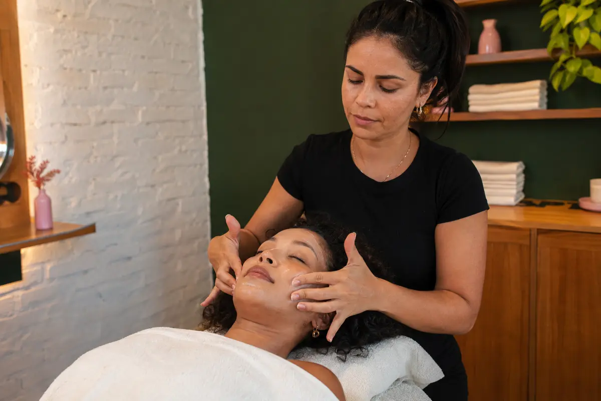 Cliente recebendo cuidados faciais em um momento de relaxamento no Que Beleza