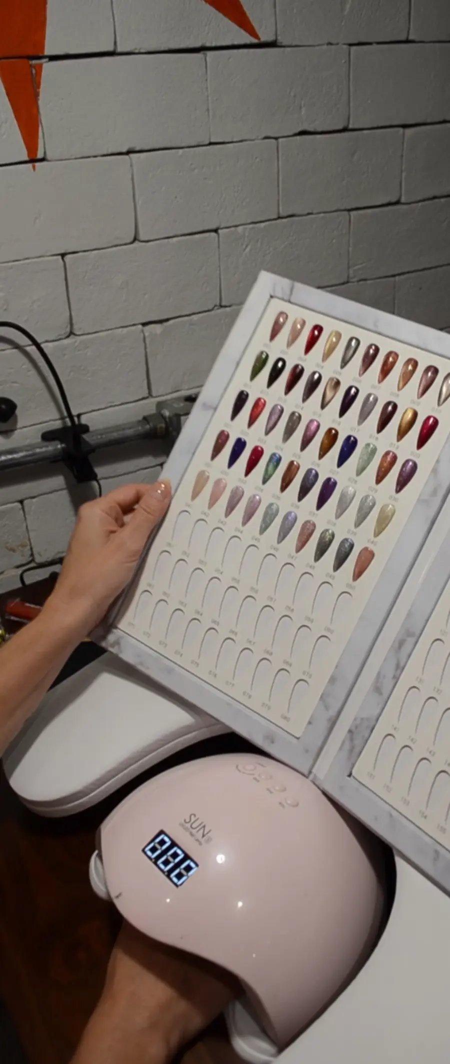 Mostruário de cores e estrutura para serviços de unhas